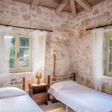 Jianni's - Stone In The Greenery!! Vasilikí