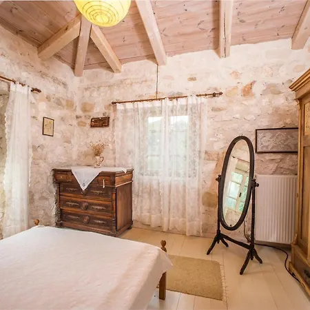 Jianni's - Stone In The Greenery!! Holiday home *